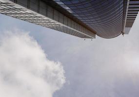 hoogbouw gebouw tegen de blauw lucht. foto