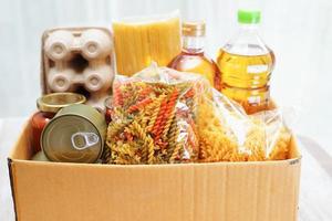 voedingsmiddelen in bijdrage doos voor vrijwilliger naar helpen mensen. foto