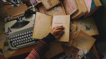 wijnoogst bureau top instelling met oud boeken en schrijfmachine foto