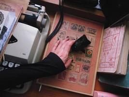 wijnoogst bureau top instelling met oud boeken en schrijfmachine foto