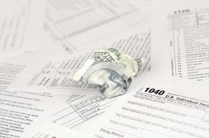 1040 individu inkomen belasting terugkeer het formulier en verfrommeld honderd dollar Bill foto