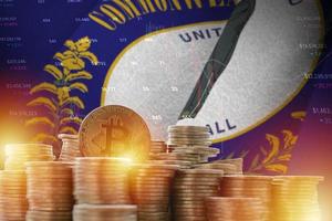 Kentucky ons staat vlag en groot bedrag van gouden bitcoin munten en handel platform grafiek. crypto valuta foto