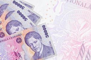 50000 Roemeense leu rekeningen leugens in stack Aan achtergrond van groot semi-transparant bankbiljet. abstract bedrijf achtergrond foto