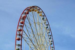 vermaak ferris wiel tegen de Doorzichtig blauw lucht foto