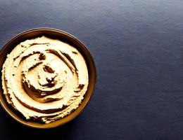 gezond voedsel. traditioneel vers gemaakt biologisch hummus. foto