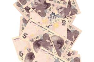 5 Turks lira's rekeningen vliegend naar beneden geïsoleerd Aan wit. veel bankbiljetten vallend met wit copyspace Aan links en Rechtsaf kant foto