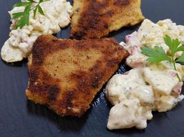 rood snapper sebastes norvegicus vis filet met aardappel salade foto