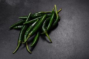 heet peper van groen kleur Aan een donker beton achtergrond foto