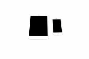 wit tablet en smartphone zijn geïsoleerd Aan een wit achtergrond. smartphone met schittering Aan de scherm Aan geïsoleerd achtergrond. foto