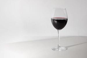 glas rode wijn geïsoleerd op een witte achtergrond. een glas rode wijn. ruimte kopiëren. foto