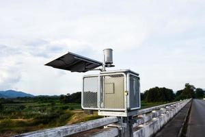 zonne- cel systeem naar op te slaan en besparing de macht naar gebruik met regen meters en overstroming waarschuwingen systeem in de buurt de brug. foto