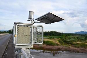 zonne- cel systeem naar op te slaan en besparing de macht naar gebruik met regen meters en overstroming waarschuwingen systeem in de buurt de brug. foto