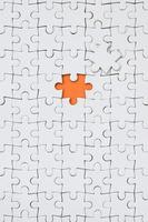 de structuur van een wit decoupeerzaag puzzel in een gemonteerd staat met een missend element vormen een oranje ruimte foto