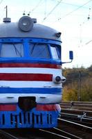 oud Sovjet elektrisch trein met verouderd ontwerp in beweging door het spoor foto