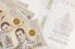 1000 Thais baht rekeningen leugens in stack Aan achtergrond van groot semi-transparant bankbiljet. abstract bedrijf achtergrond foto