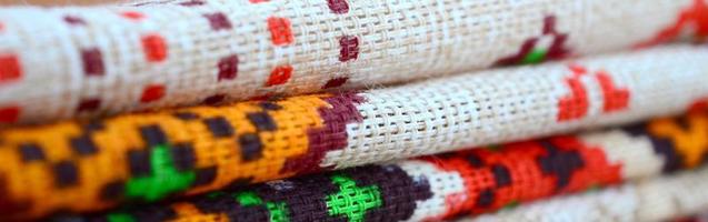 stack van traditioneel oekraïens volk kunst gebreid borduurwerk patronen Aan textiel kleding stof foto