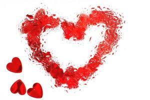 rood hart onder glas oppervlakte met water druppels dichtbij. valentijnsdag achtergrond, liefde, datum concept foto