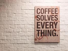 inspirerend motiverend citaat over koffie Aan canvas kader hangende Aan steen muur in de cafe foto