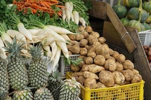 divers soorten van vers en gezond groenten in traditioneel markten. kleurrijk groente achtergrond foto