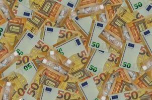 50 euro rekeningen leugens in groot stapel. rijk leven conceptuele achtergrond foto