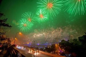 kleurrijk vuurwerk van vijit chao phraya Aan boeddhayodfa chulalok maharadja brug, Bangkok, Thailand. foto