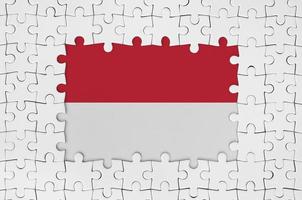 Monaco vlag in kader van wit puzzel stukken met missend centraal een deel foto