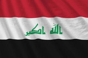 Irak vlag met groot vouwen golvend dichtbij omhoog onder de studio licht binnenshuis. de officieel symbolen en kleuren in banier foto