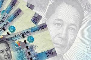 100 Filipijns piso rekeningen leugens in stack Aan achtergrond van groot semi-transparant bankbiljet. abstract bedrijf achtergrond foto