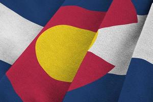 Colorado ons staat vlag met groot vouwen golvend dichtbij omhoog onder de studio licht binnenshuis. de officieel symbolen en kleuren in banier foto