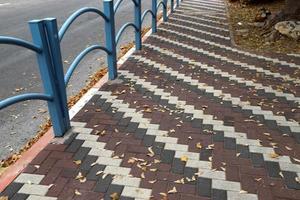 bestrating langs de weg voor voetganger verkeer. foto