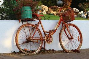 fiets in de stad park in de buurt de zee. foto