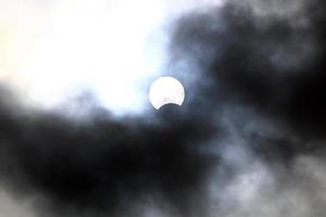 zonne- verduistering - de maan gedeeltelijk blokken de zon van een waarnemer Aan aarde. foto