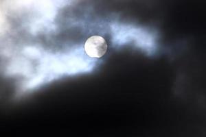 zonne- verduistering - de maan gedeeltelijk blokken de zon van een waarnemer Aan aarde. foto