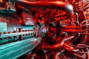 een modern gas- turbine vliegtuig motor in een futuristische rood groen licht. foto