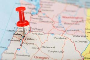 rood klerikaal naald- Aan een kaart van Verenigde Staten van Amerika, Oregon en de hoofdstad verkoop detailopname kaart Oregon met rood tack foto