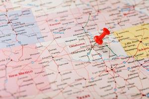 rood klerikaal naald- Aan een kaart van de Verenigde Staten van Amerika, Oklahoma en de hoofdstad van Oklahoma stad. dichtbij omhoog kaart van Oklahoma met rood tack foto