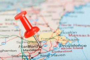 rood klerikaal naald- Aan een kaart van Verenigde Staten van Amerika, Connecticut en de hoofdstad Hartford. dichtbij omhoog kaart van Connecticut met rood tack foto