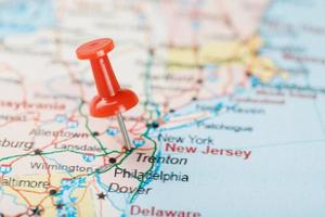 rood klerikaal naald- Aan een kaart van Verenigde Staten van Amerika, zuiden nieuw Jersey en de hoofdstad trenton. dichtbij omhoog kaart van zuiden nieuw Jersey met rood tack foto