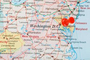 rood klerikaal naald- Aan de kaart van Verenigde Staten van Amerika, zuiden Washington, dc en de hoofdstad van richmond. dichtbij omhoog kaart van dc met rood tack foto