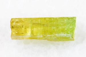 rauw kristal van heliodor geel beryl Aan wit foto