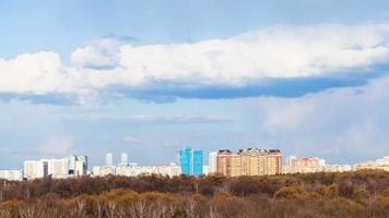 Moskou horizon met stedelijk park in vroeg voorjaar foto