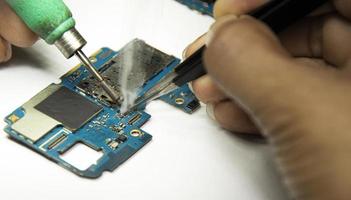 smartphone reparatie smartphone gesoldeerd onderdelen, mannelijk, detailopname foto