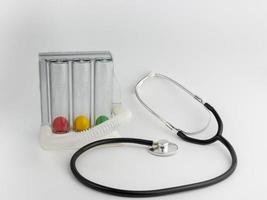 dokter stethoscoop en medisch uitrusting Aan een wit achtergrond foto