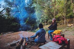 paar reizen foto natuur op de bergen ontspannen in de vakantie. romantiek liefhebbers kampvuur winter