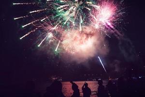 mensen vieren nieuwjaar. vuurwerk cirkel vervagen. kleurrijk in feest foto