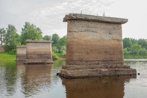 oud brug steun, ondersteuning van de vernietigd brug staat in de rivier. foto