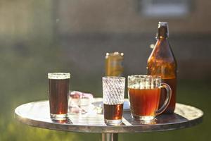 zomer avond. gekleurde drankjes in divers glaswerk Aan de buitenshuis tafel, een partij in de achtertuin huis met verkoudheid drankjes, een reeks tafel, zomer tijd. foto