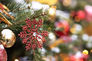 Kerstmis achtergrond van een Kerstmis boom versierd met Kerstmis speelgoed. winter vakantie. nieuw jaar. foto