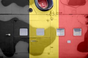 belgie vlag afgebeeld Aan kant een deel van leger gepantserd helikopter detailopname. leger krachten vliegtuig conceptuele achtergrond foto