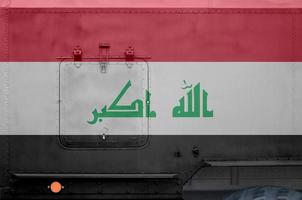 Irak vlag afgebeeld Aan kant een deel van leger gepantserd vrachtauto detailopname. leger krachten conceptuele achtergrond foto